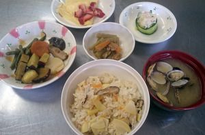 炊き込みご飯と貝の味噌汁、野菜の煮物やデザート
