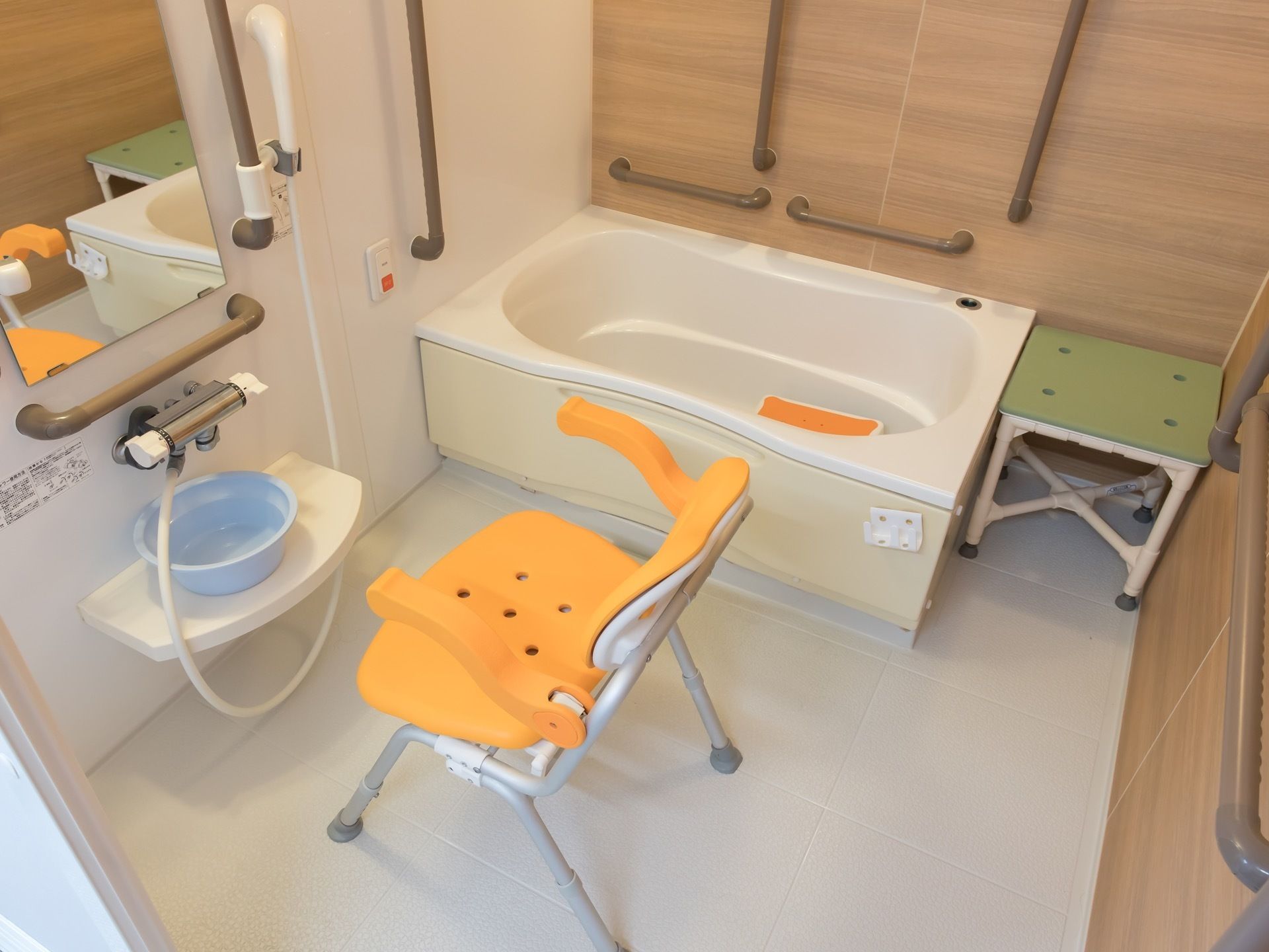 一人用の浴室で、洗い場にはシャワーがある。壁には手すりが数か所取り付けてあり、呼び出しベルも完備している。
