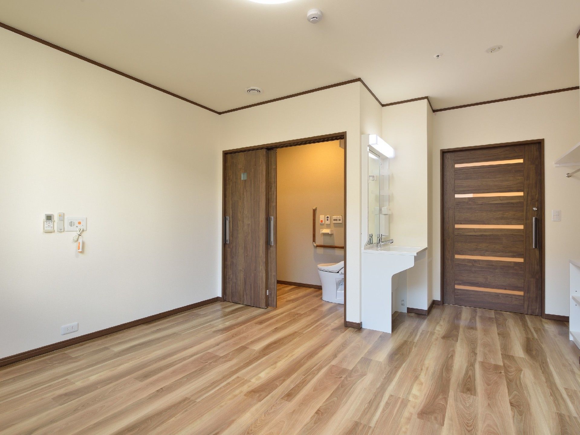 トイレや洗面所、緊急通報装置が付いた居室。居室ドアの近くには収納がある。