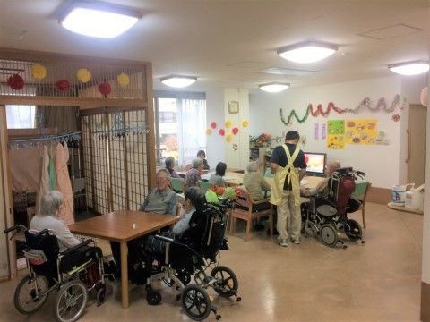 スタッフや他の入居者様と楽しむ様子が見られるダイニング