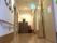壁には手すりを取り付けており、トイレのドアには、マークを表示している。全てのドアは、引き戸となっている。