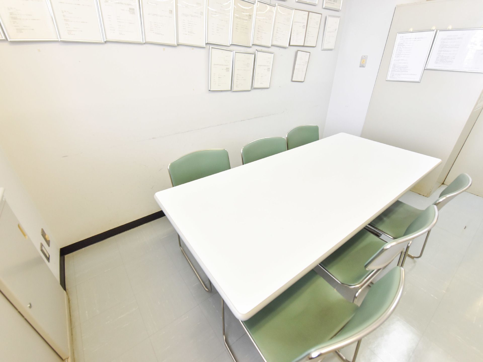 相談室は、入居の相談や利用者に関する相談内容をご家族と話し合う部屋でもあり、スタッフの打ち合わせにも使われる。