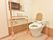 手すりと背もたれの付いたトイレは、ゆっくりとトイレをすることができる。トイレ中に新聞などを読む利用者のために棚には新聞が置いてある。