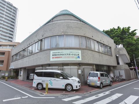建物の角がカーブを描いている、２階建てのグレーの施設