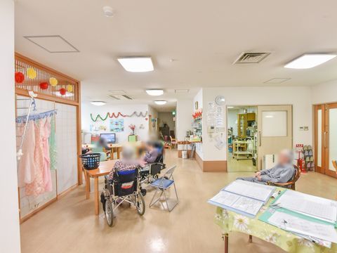 ゆとりあるスペースの談話室では、ゆっくりとくつろぐことができるので、利用者同士コミュニケーションを図ったり、一人でのんびりするのも良し。