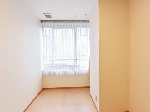 利用者の個室には、大きな窓があり日差しが燦燦と降り注ぎ、気分も良く過ごせる。バリアフリーの床は、十分なスペースがある。