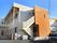 白を基調とした２階建ての建物である。玄関へのアプローチはバリアフリーでゆるやかなスロープになっている。