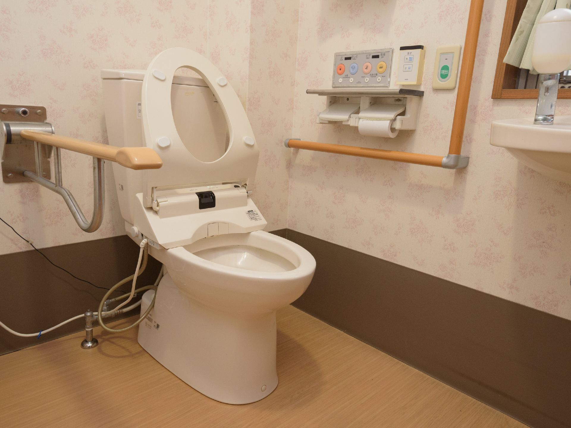 壁についているボタンで、自動上げ下げが可能なトイレの便器