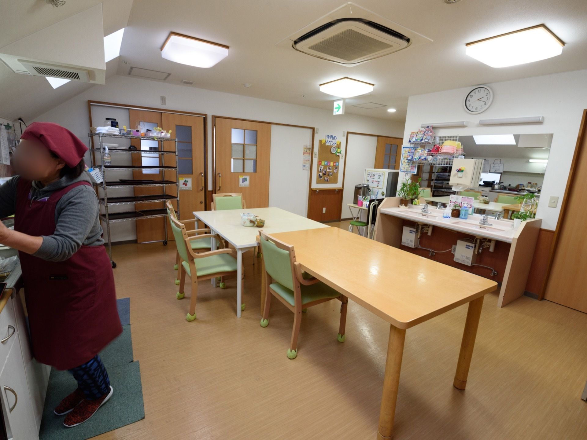 食堂には、白とナチュラル系の木材のテーブルが置かれている。椅子は４脚ある。椅子のないところには、車椅子で着席できる。