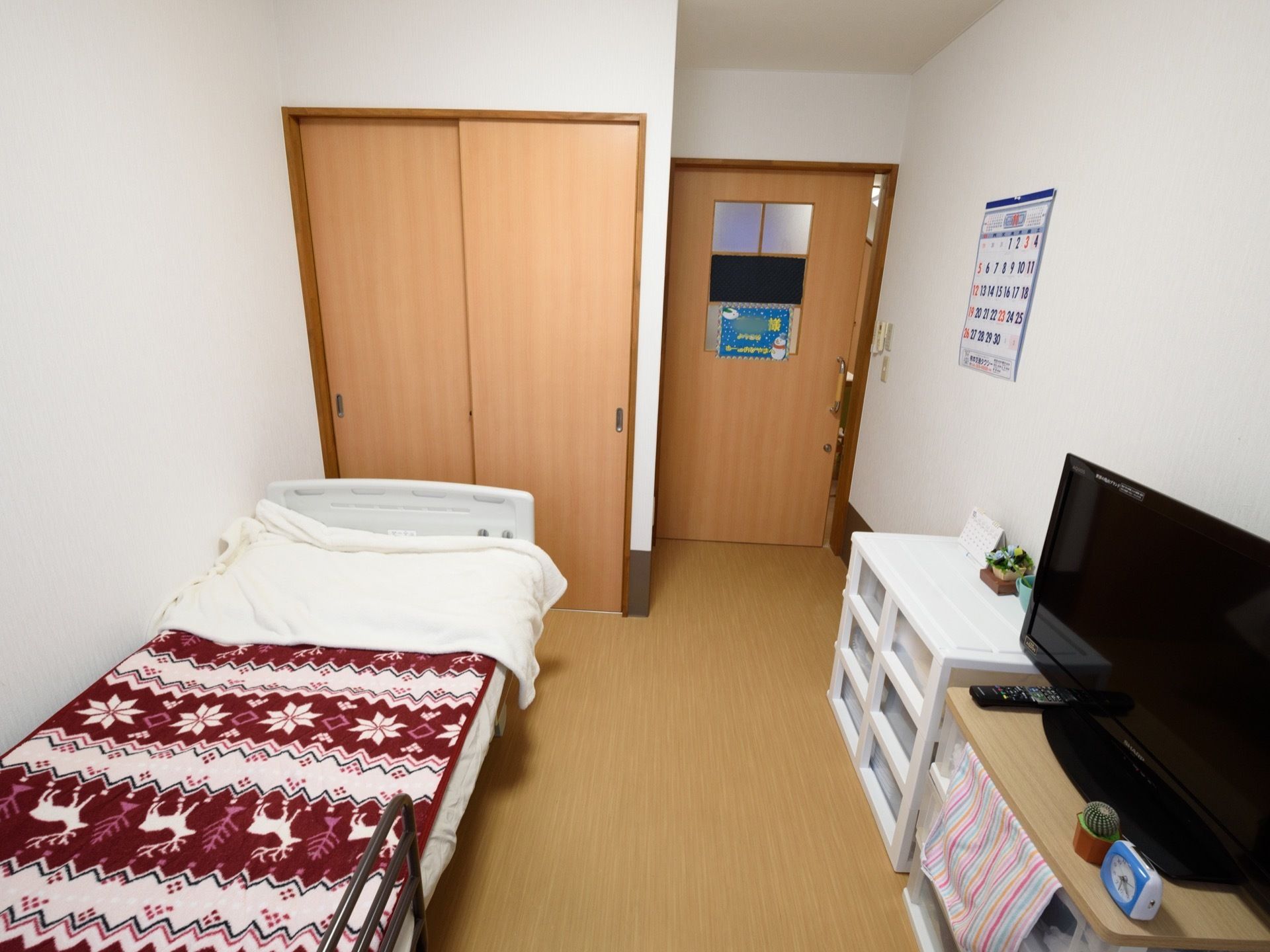 居室には、ベッドの他に、テレビ台やカラーボックスを置くことができる広さがある。さらに造り付けの収納があり、収納スペースが充実している。