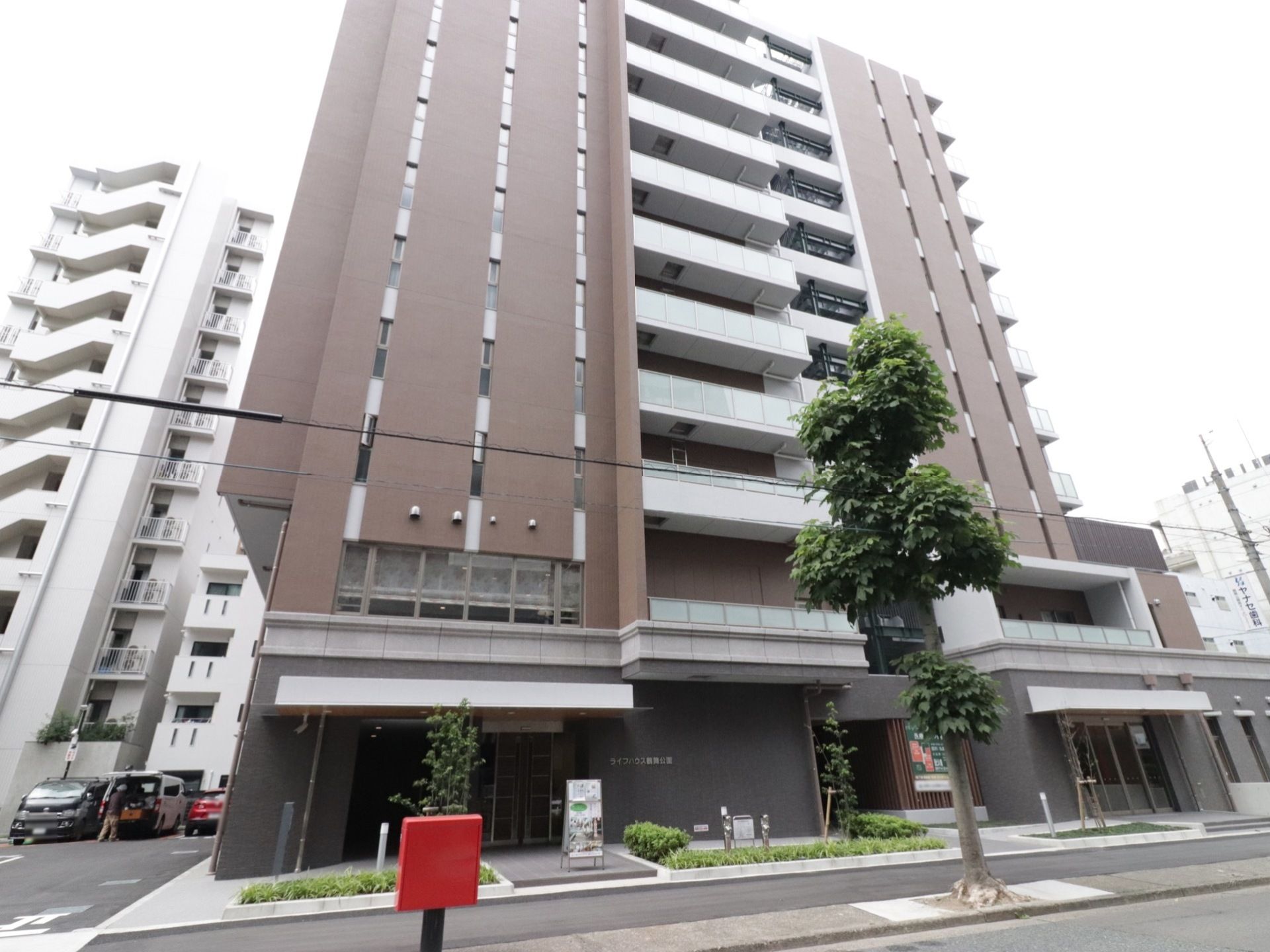 マンションビルのような外観をした施設建物。地上11階建ての高さがあり、頑丈な鉄筋コンクリート造りで地震に強い。
