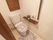 下にはマットが敷かれており、トイレには同じ柄のカバーがしてある。上には収納スペースがあり用途に合わせて収納が可能である。