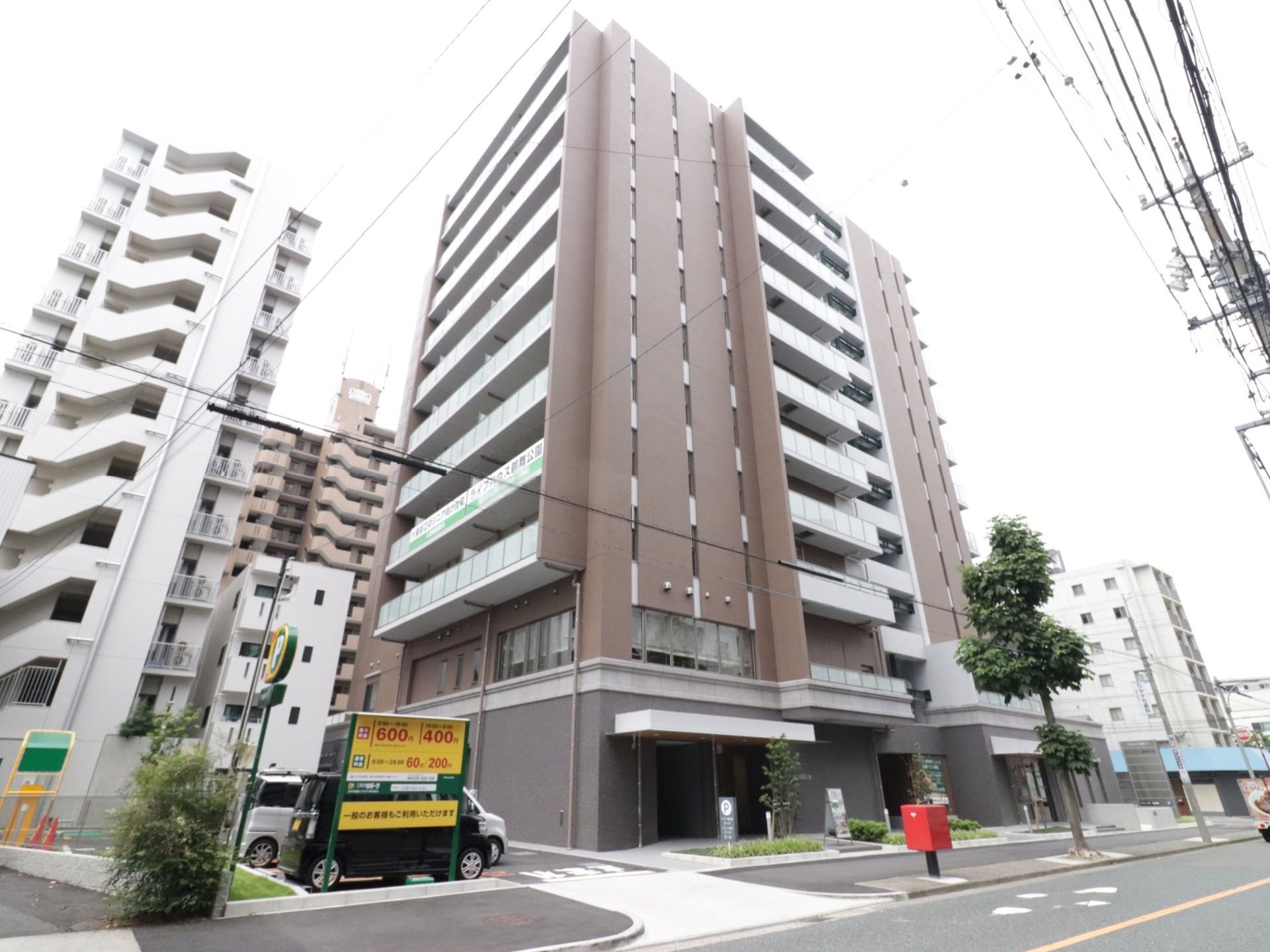 11階建マンションのような外観の施設である。居室外には、バルコニーが付いている。１階部分には、駐車場と駐車場が設けられている。