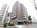 11階建マンションのような外観の施設である。居室外には、バルコニーが付いている。１階部分には、駐車場と駐車場が設けられている。