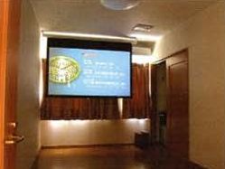 備え付けられた大きなスクリーンで、映画やカラオケを楽しめる。施設では、日常生活に彩を加える娯楽の時間を大切にしている。