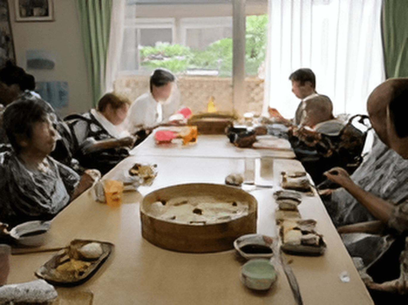 大きな樽に入ったそうめんを、分け合いながら食べるご入居者様