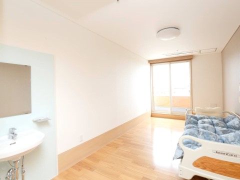 「サービス付き高齢者向け住宅 ロイヤルハイツⅡ」の居室。シンプルですっきりとしたデザインのお部屋。