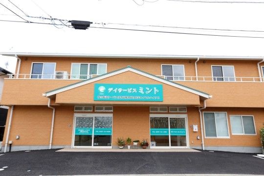 「サービス付き高齢者向け住宅 ロイヤルハイツⅡ」の外観。明るい色合いの建物。