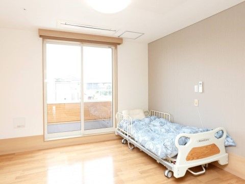 「サービス付き高齢者向け住宅 ロイヤルハイツⅡ」の居室。大きな窓があり、風通しが良い。