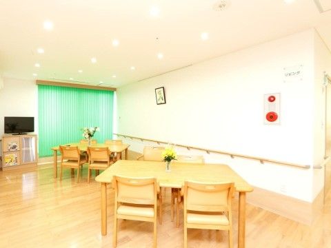 「サービス付き高齢者向け住宅 ロイヤルハイツⅡ」のリビング。おしゃべりを楽しめる憩いの場。