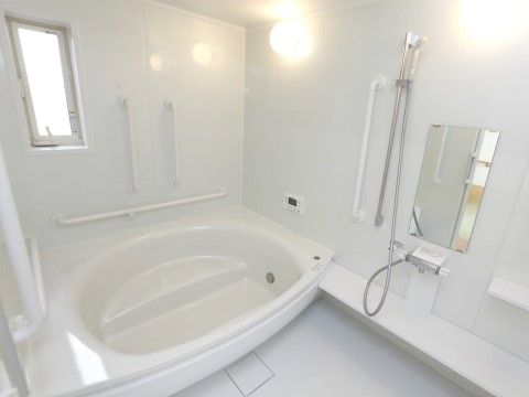 「サービス付き高齢者向け住宅 ロイヤルハイツⅡ」の浴室。清潔感のあるスペース。