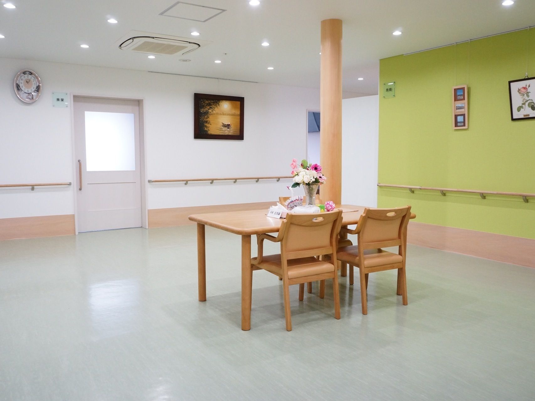 開放的な雰囲気の広いホールにはテーブルと椅子が置かれており、入居者様が気軽に休憩や談話を楽しめるスペースになっている。