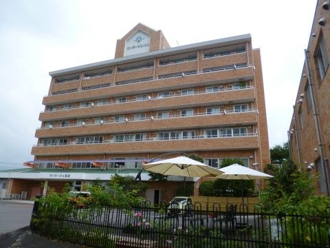 「介護付有料老人ホームヴィラージュ尾瀬」の外観。レンガ調のあたたかみのある建物。