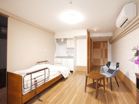 「介護付有料老人ホームヴィラージュ尾瀬」の居室。家具のレンタルも行われている。