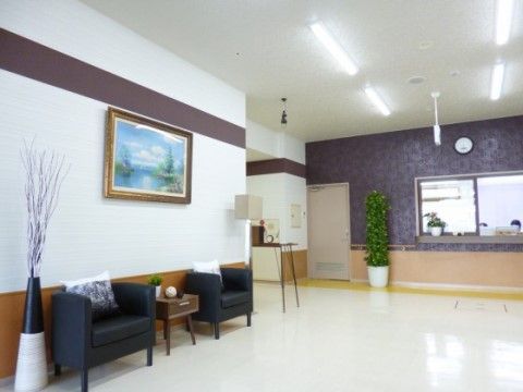 「介護付有料老人ホームヴィラージュ尾瀬」のロビー。広くゆとりのある空間。