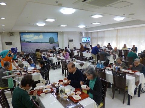 「介護付有料老人ホームヴィラージュ尾瀬」のお食事。栄養バランスの良いお料理を提供している。