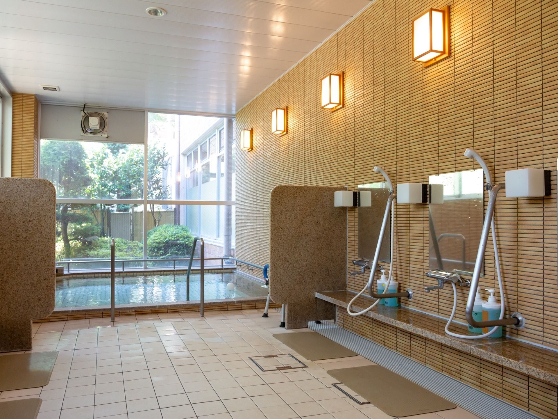浴室は一般浴室と介護浴室とに分かれていて、浴室内は広々として開放感がある。外の小庭を見ながら入浴することができる。