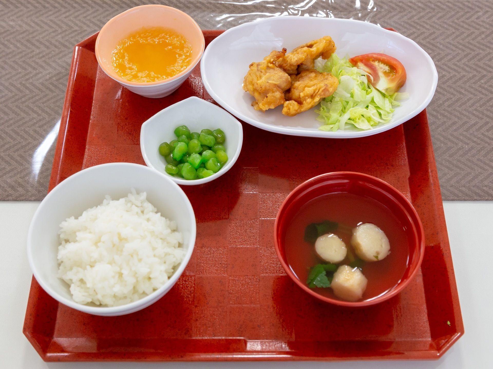 料理は食べやすい大きさにカットして提供されている。和洋中いろいろな献立で飽きることがなく食事をお楽しみいただける。