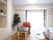 部屋は日当たりが良く、白を基調としたインテリアのため、明るい雰囲気になっている。観葉植物の緑もきれいである。