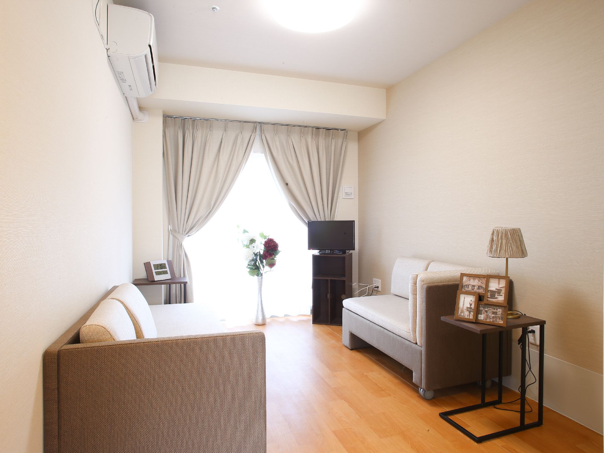 部屋には明るい光が入り、エアコンも設置されているので、一年中快適に過ごせる。ソファーやライトスタンド、テレビもある。