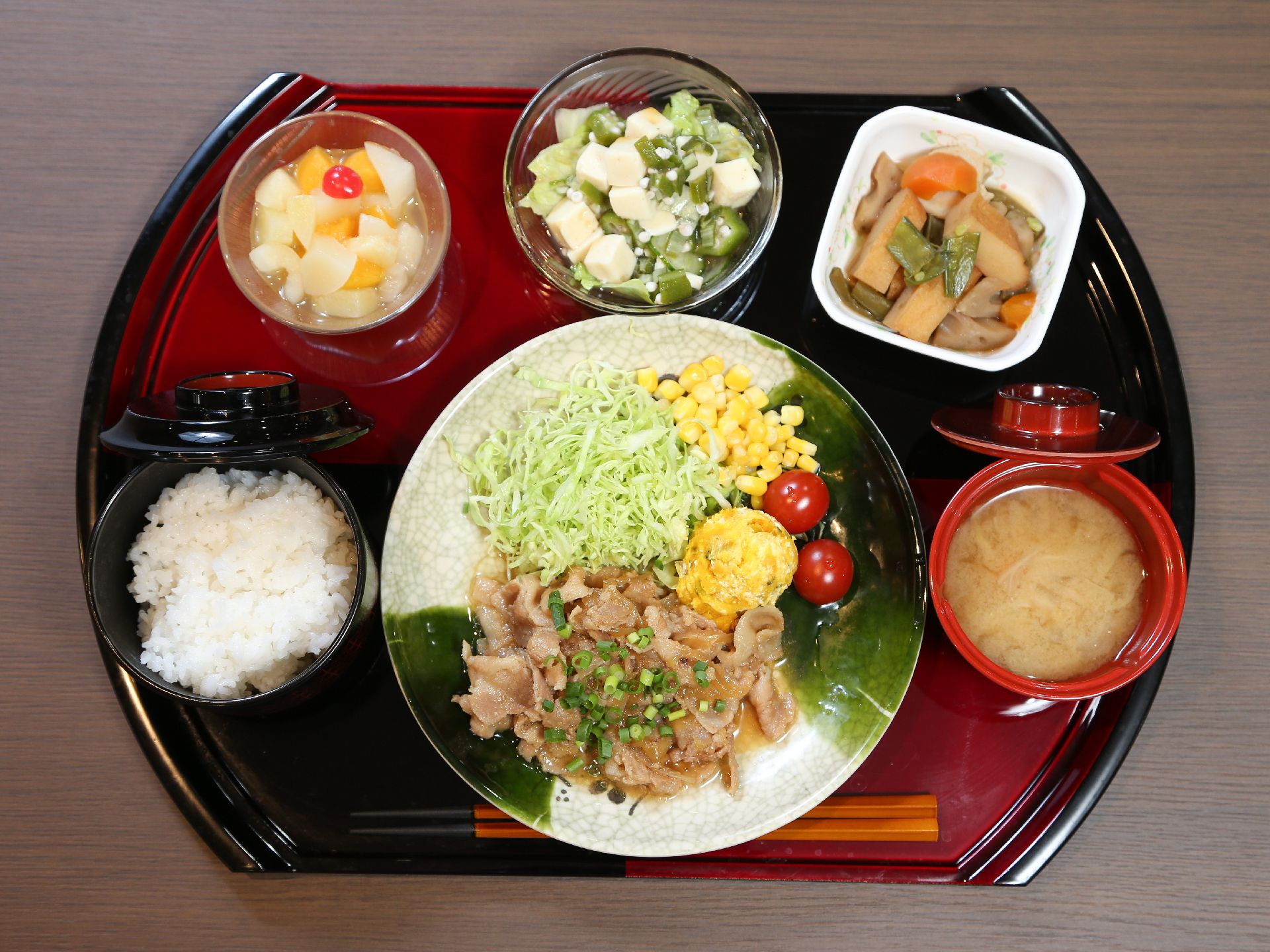 野菜が多めの栄養バランスを考えた献立になっている。食事はトレイに乗せて提供している。デザートも併せて提供される。