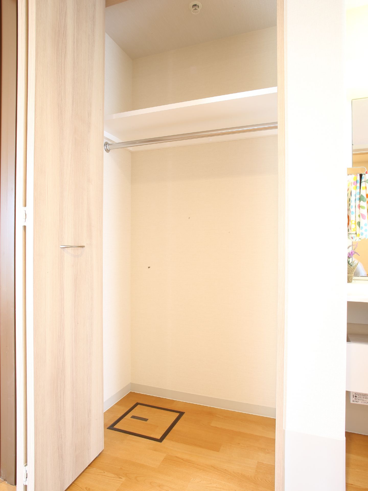 ハンガーポールがついているので、洋服をかけて収納することができて便利。上にも棚があるので、たくさん収納スペースがある。
