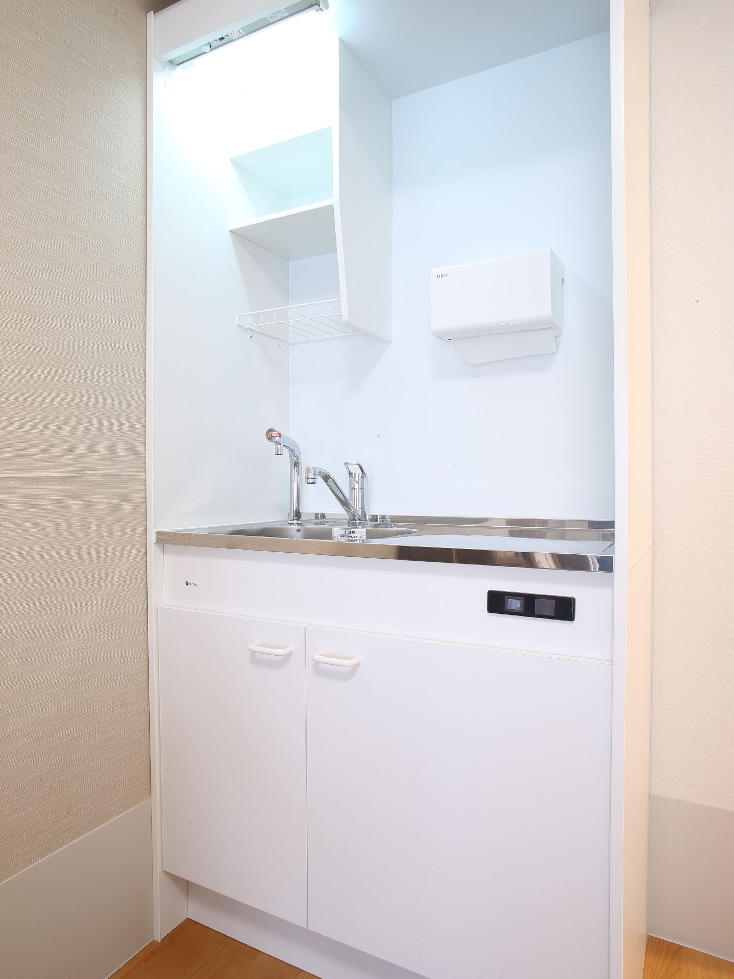 流し台には水道や棚がついていて、簡単な調理ができる。コンロや調理家電をおけば、お湯を沸かしたりすることもできる。