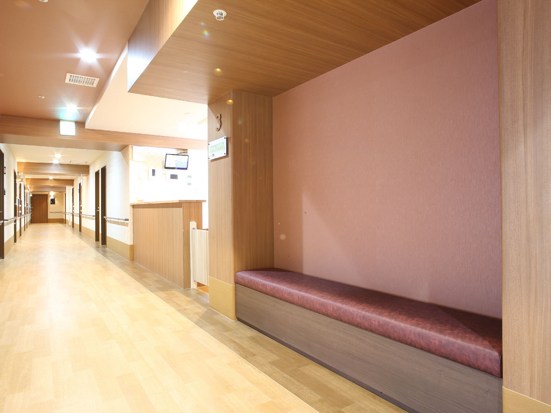 部屋までの道のりで小休止することができる、3階の廊下の長椅子