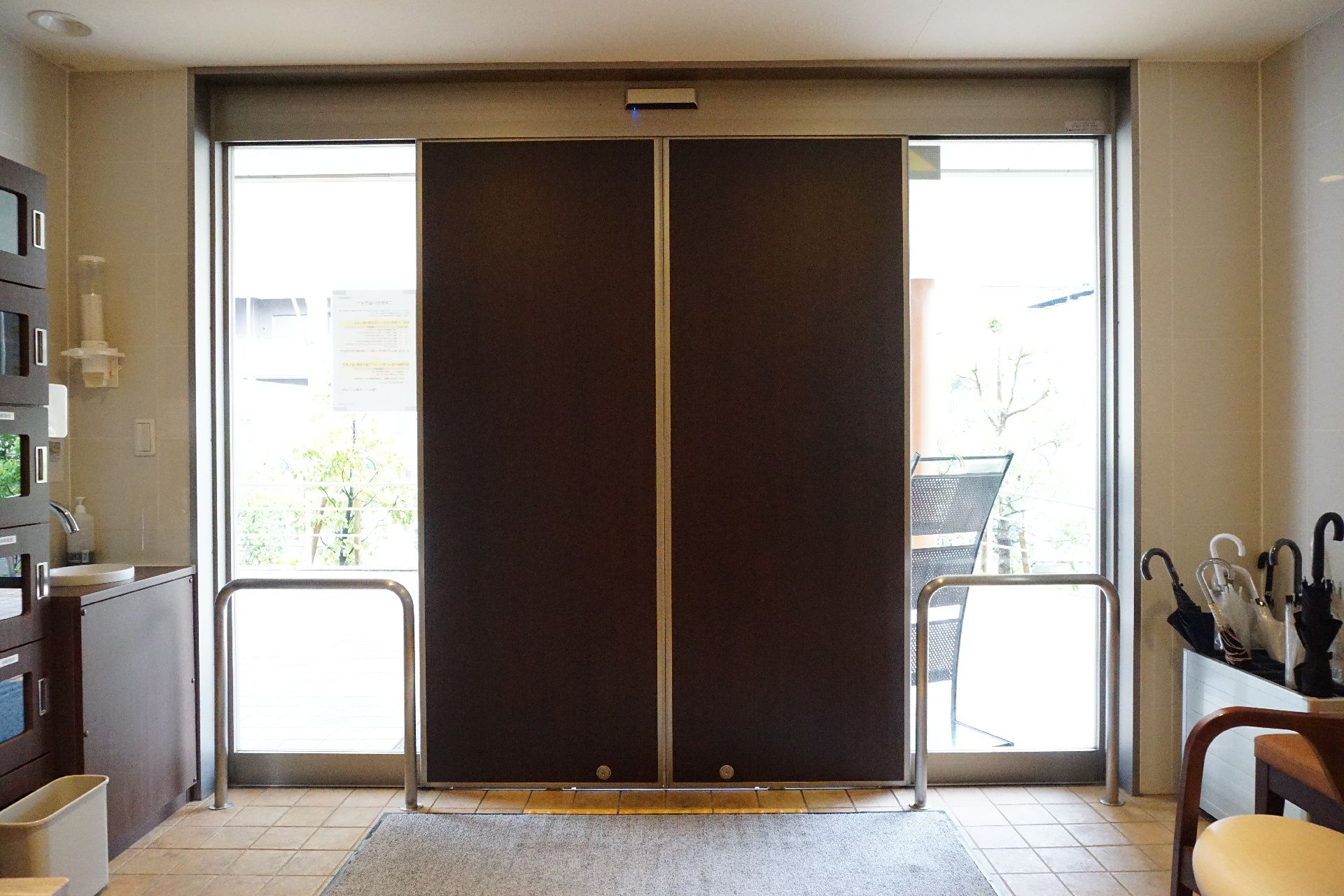 滑り止めのついている、転倒防止に配慮された玄関