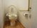 トイレは清潔感があり広々としたスペースを確保している。個室内には手摺、ウォシュレットが完備しており、快適に利用出来る。