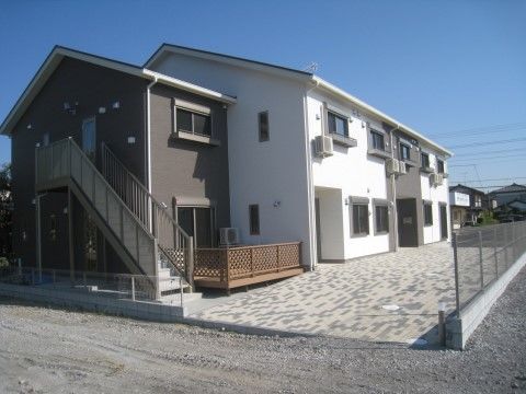 ２階建てのアットホームな雰囲気がある住宅。広い駐車場があり、入り口まで段差がないのでスムーズに移動できる。