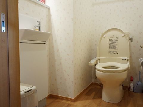 トイレの個室の中にはゴミ箱、洗面台が設置されている。手を洗う事や身だしなみを整える事などに利用出来て便利。