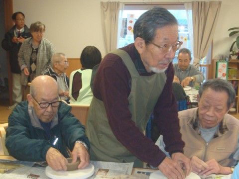 専門家の先生が補助をしながら、お椀づくりに励むご入居者様