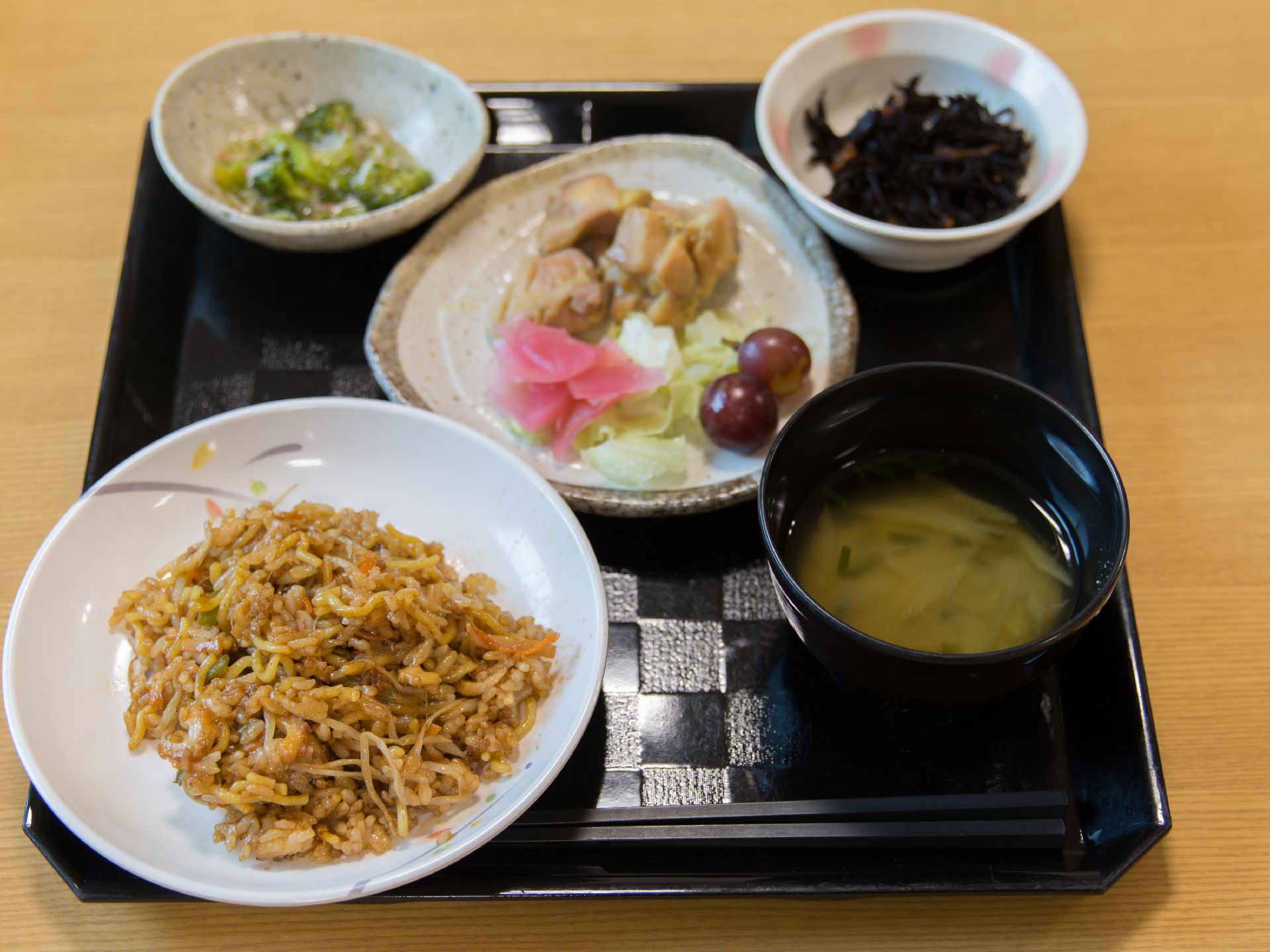 食事の様子である。一汁四菜のメニューは、栄養士が考えたメニューでカロリーや塩分など計算された食事で安心である。