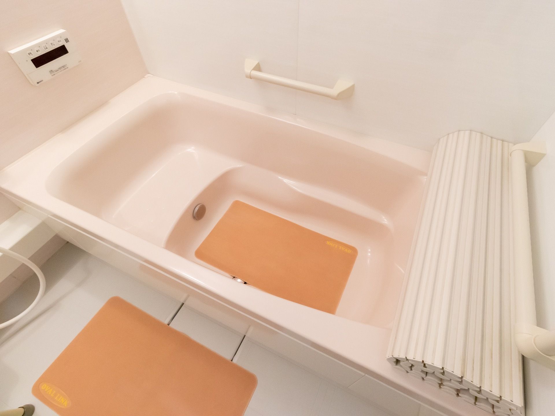 追い炊き機能が完備されている個浴。浴槽には腰を掛ける段差が設けられており、中には滑り止めのマットが敷かれている。
