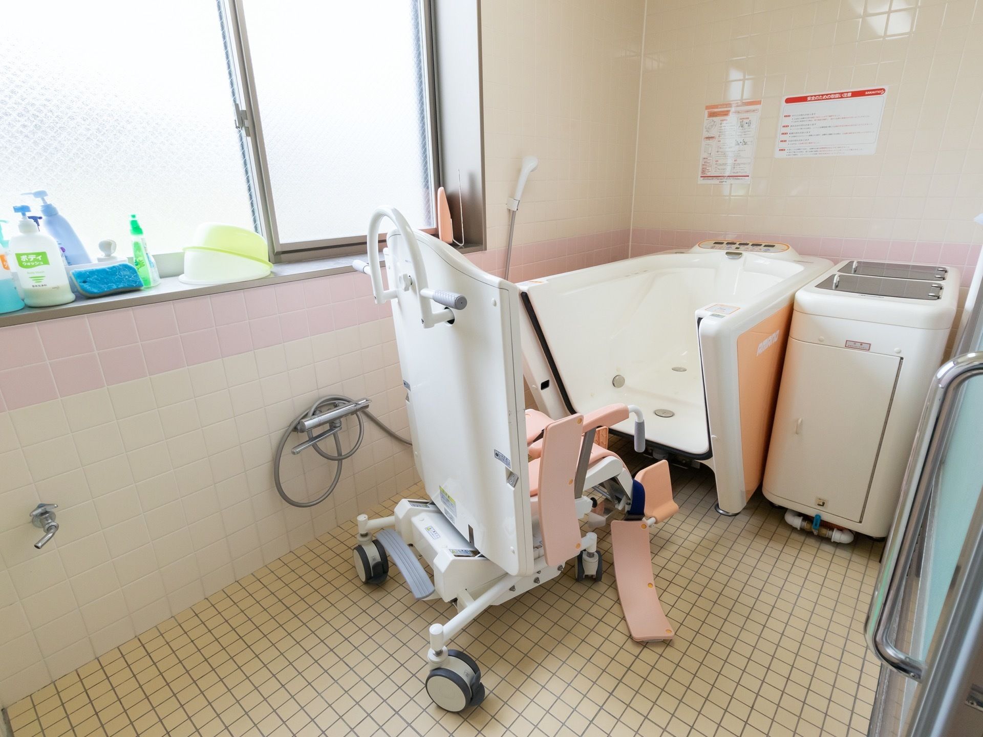 外光が差し込む明るい機械浴で、床や壁はタイル張りとなっている。チェアインタイプの浴槽が完備されている。