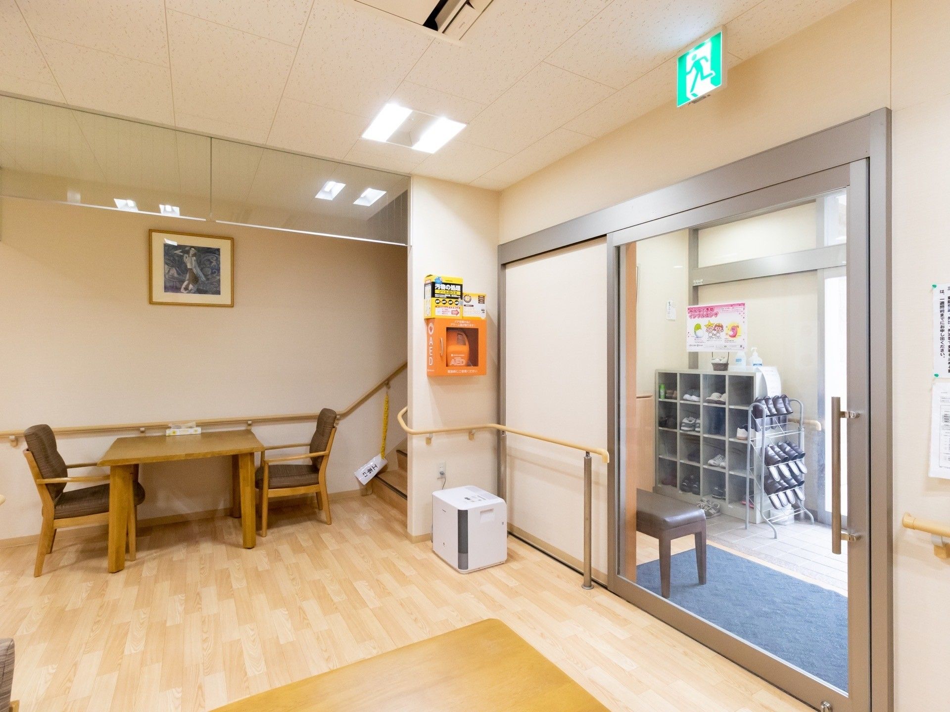 二重扉が採用されているエントランス。風除室には靴箱が設置されている。