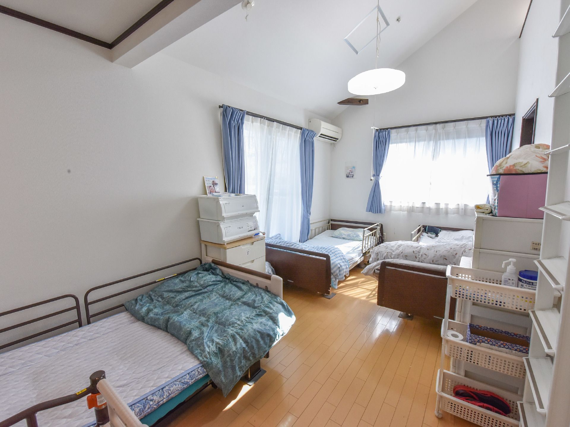 居室には、窓が2つあり明るい部屋になっている。居室は、個室ではなく4人部屋になっている。ベッドが4つ並んでいる。