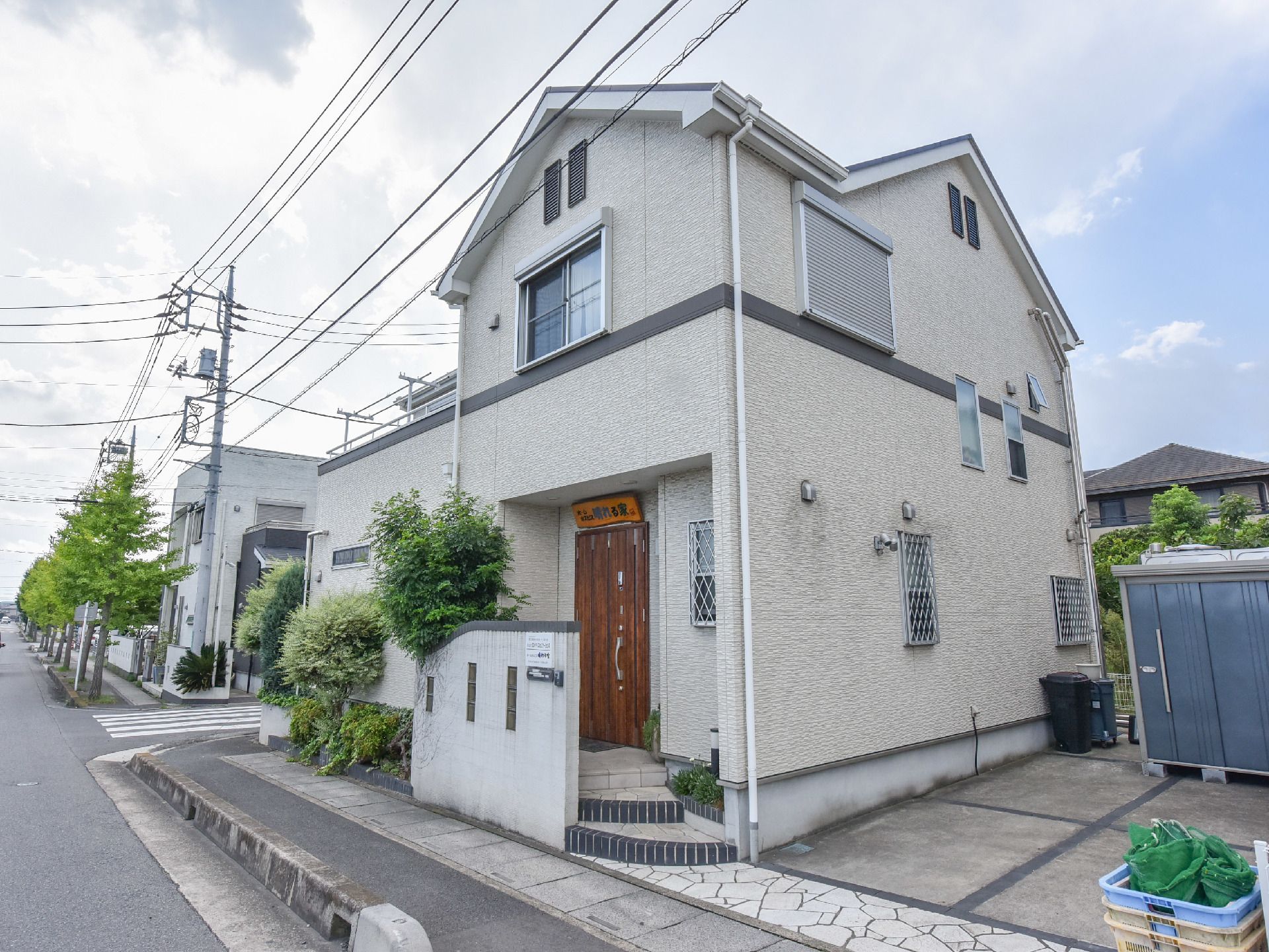 外観の様子である。こちらの施設は、住宅街の一戸建てが多く建つ中にある。周辺の建物や景色に溶け込んでいる。
