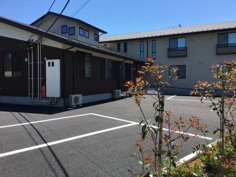 施設の壁は木の雰囲気を思わせるカラーで落ち着きがある。駐車スペースもたくさんあり、車で来館することができる。